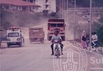 Pelajar Berjalan Kaki Dan Bermotor Ketika UUM Masih Dalam Pembinaan