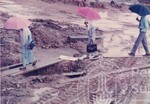 Pelajar Berjalan Kaki Dan Bermotor Ketika UUM Masih Dalam Pembinaan