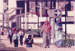 Suasana Pelajar Berjalan Kaki Ke Kuliah