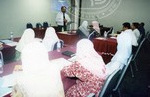 Pensyarah sedang beri kuliah