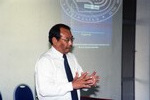 Pensyarah sedang beri kuliah
