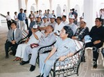 VC sedang mendengar taklimat pembangunan pembinaan Masjid Sultan Badlishah