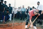 Program Penanaman Pokok di sekitar pintu masuk kampus UUM