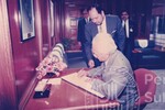 Abdul Taib Mahmud Menandatangani Buku Pelawat UUM