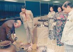 Naib Canselor, Awang Had Salleh Meneliti Barang Pameran