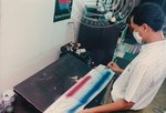 Staf Menunjukkan Cara Pembuatan Banner