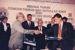 Tandatangan Perjanjian Penswastaan Pengurusan Rumah Universiti & Flat Eksekutif