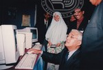 Tan Sri Dr Abdul Hamid Pawanteh menggunakan komputer